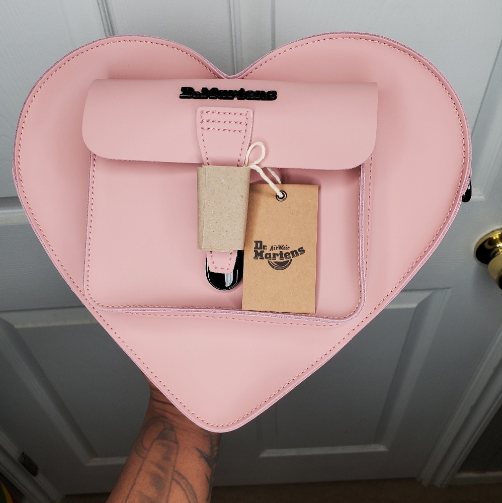 Dr. Martens Heart shaped bag in color Peach π π π - Picture 4 of 8